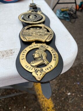 Windsor Gold-Tone Commemorative Plaque Strap on Black
